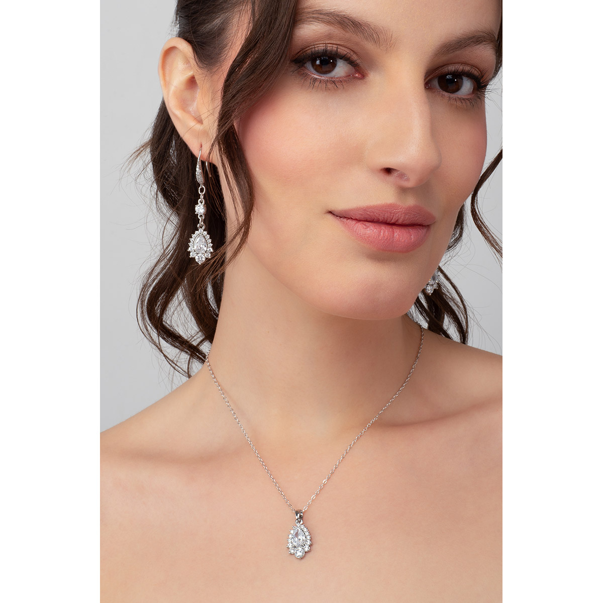 Lleva contigo el destello de la piedra  Diamonice™ en forma de gota, rodeado de más piedras  Diamonice™ que resalta el diseño. Todo el collar cuenta con baño de platino
-        Collar
-        42 cm + 10 cm ext.
-        Baño de Platino
-         Diamonice™ en tono cristal