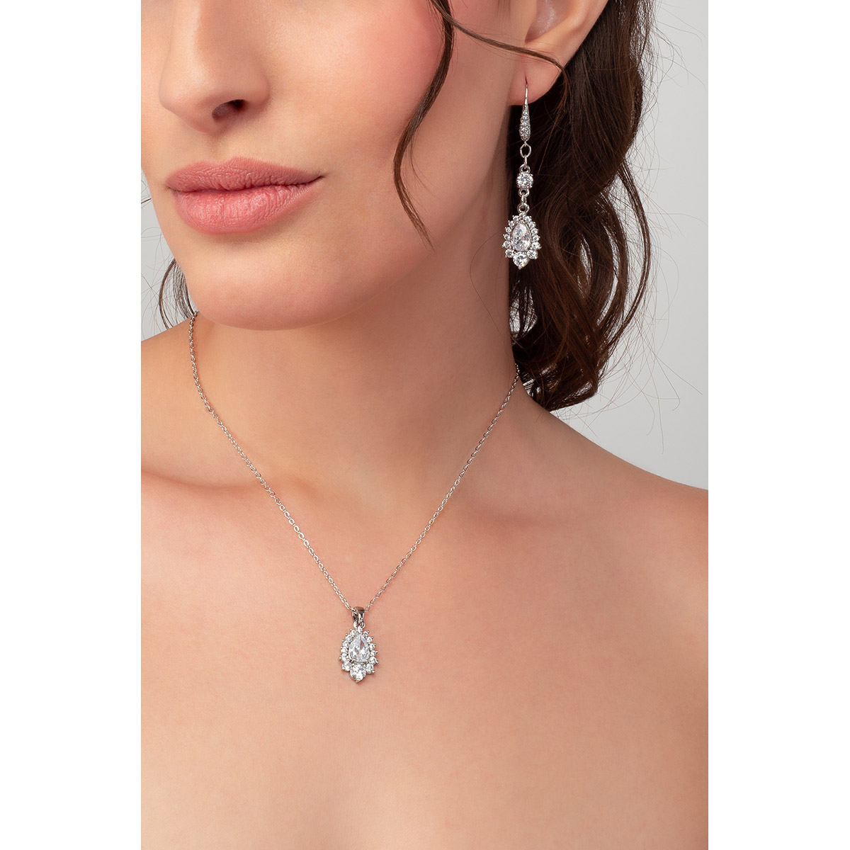 Lleva contigo el destello de la piedra  Diamonice™ en forma de gota, rodeado de más piedras  Diamonice™ que resalta el diseño. Todo el collar cuenta con baño de platino
-        Collar
-        42 cm + 10 cm ext.
-        Baño de Platino
-         Diamonice™ en tono cristal