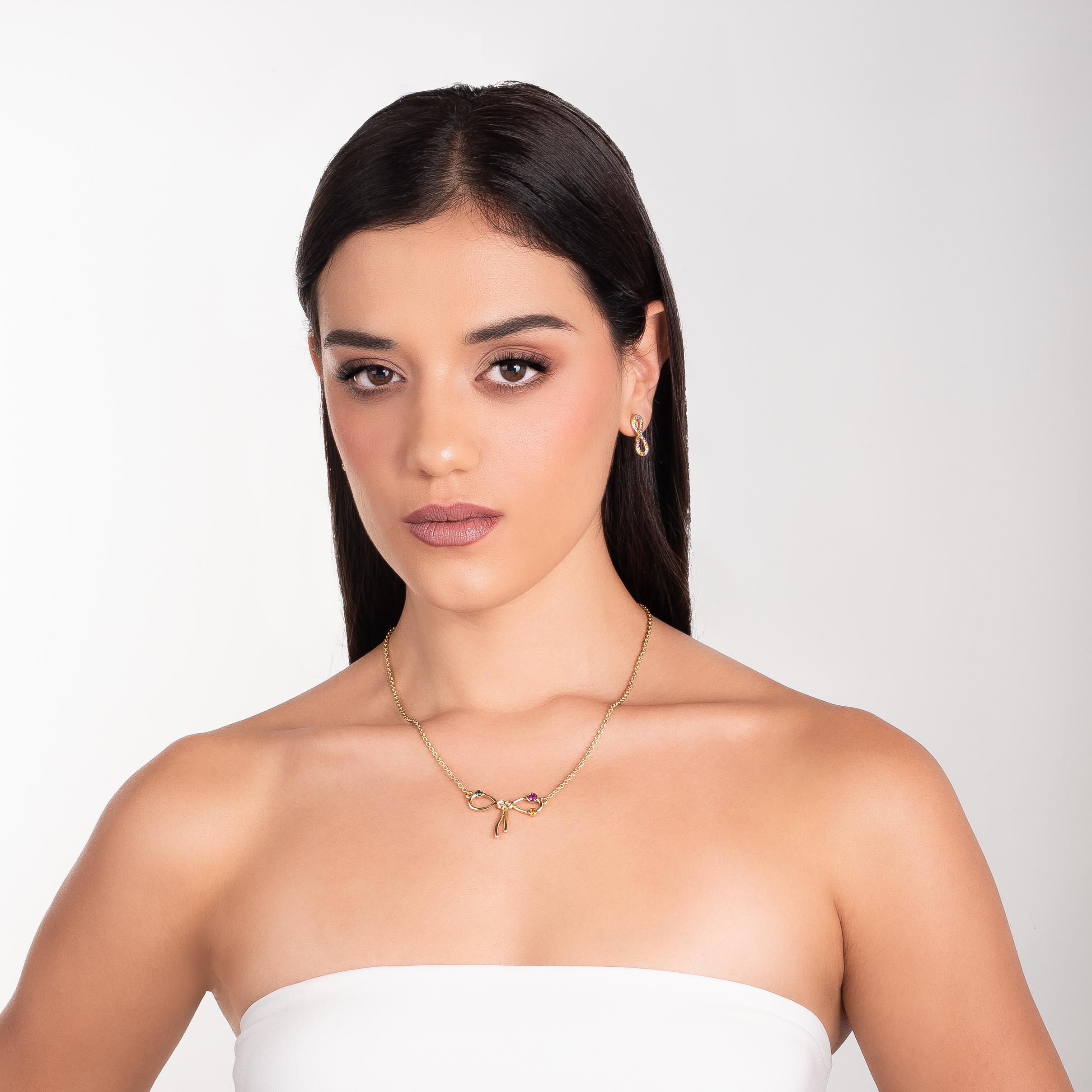 Collar en baño de oro con moño central y piedras