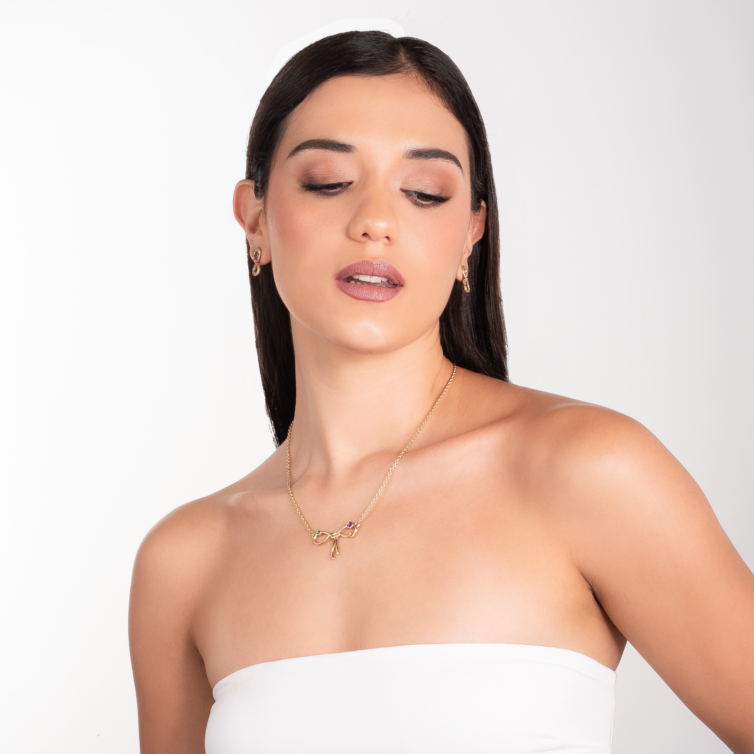 Collar en baño de oro con moño central y piedras