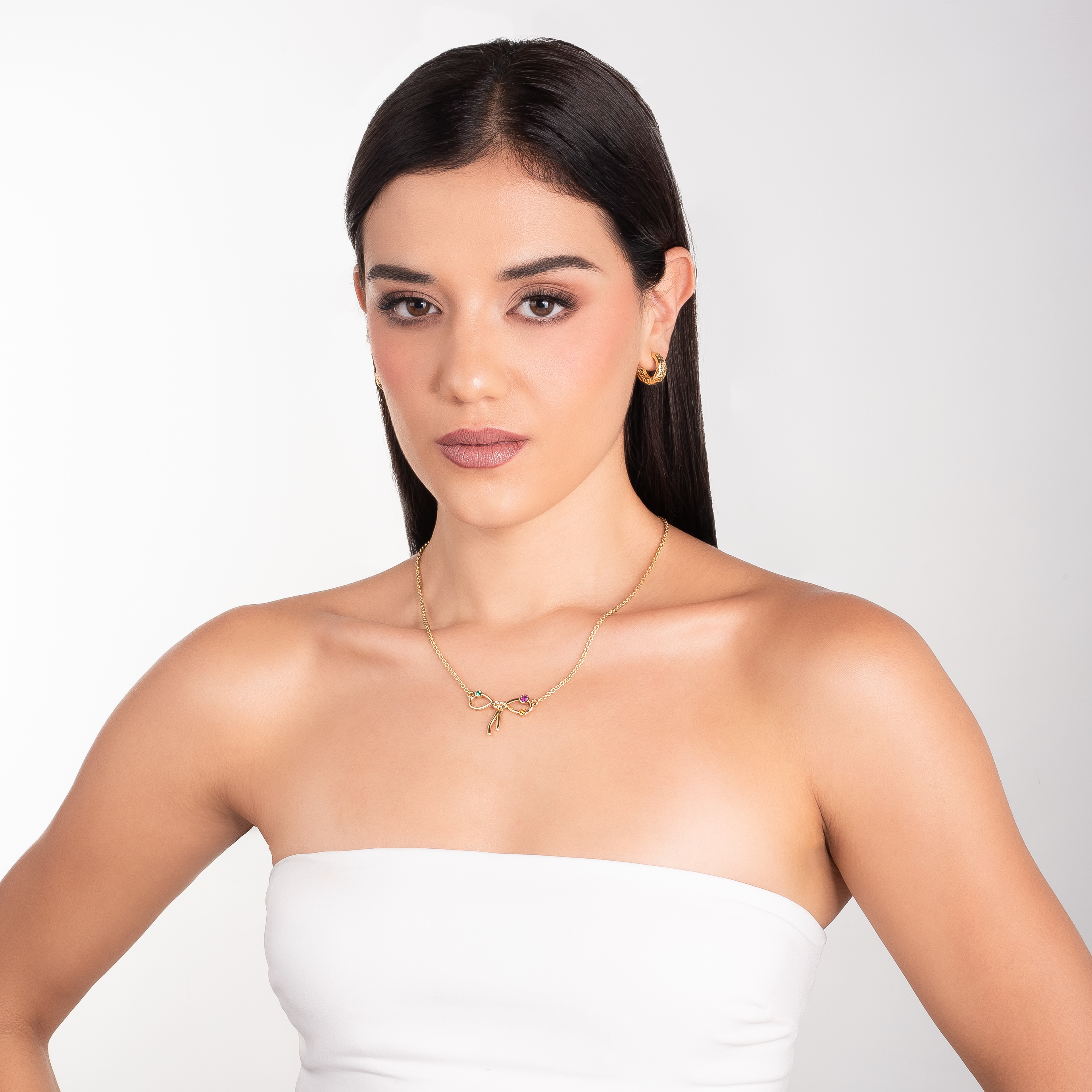 Collar en baño de oro con moño central y piedras