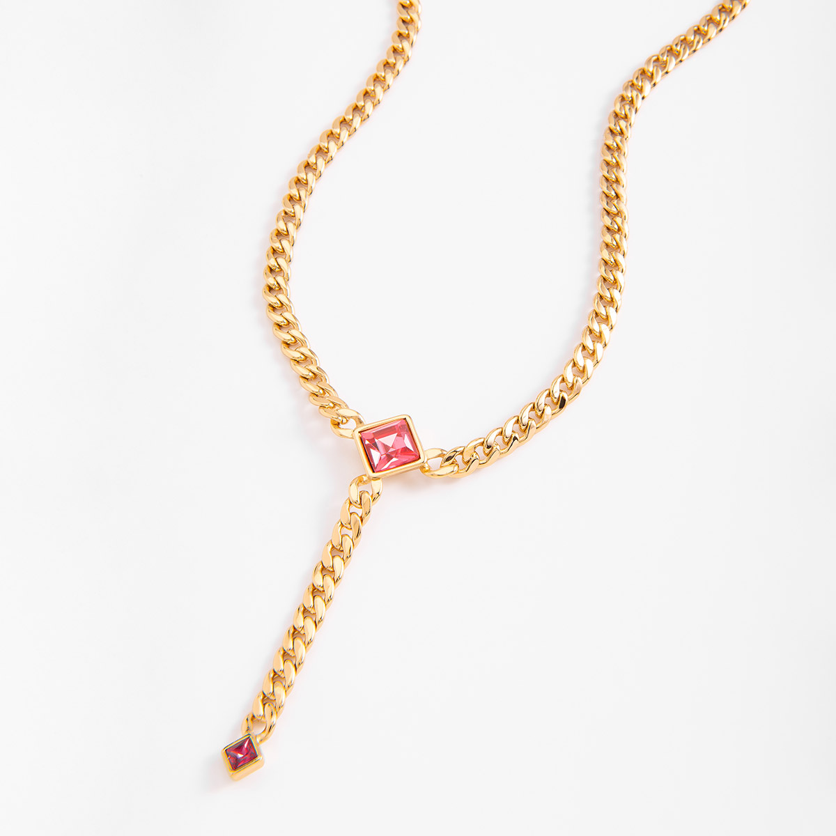 Collar en forma Y con piedras rosas y cadena dorada Collar en forma Y con piedras rosas y cadena dorada