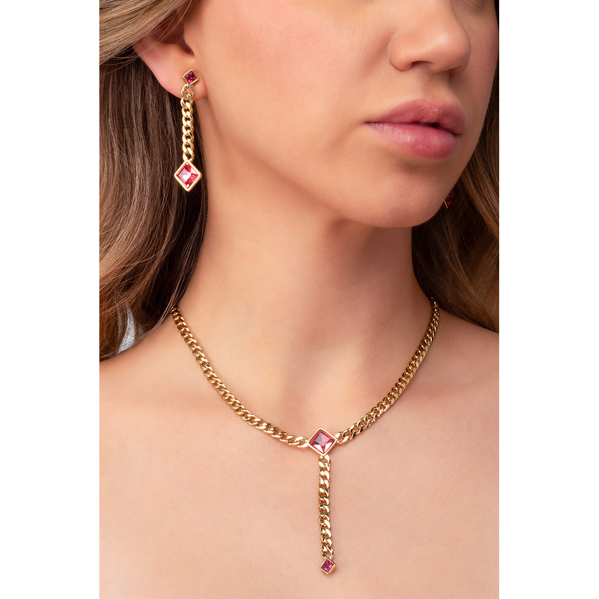 Collar en forma “Y”, con cadena de eslabones en baño de oro, con dos piedras en forma de rombo, en color rosa. Una de las piedras destaca por su tamaño, de donde cuelga otra piedra más pequeña. Combínalo con tus aretes y pulsera.
-        Collar
-        42 cm + 10 cm ext.
-        Baño de Oro 
-        Piedras en tono rosa