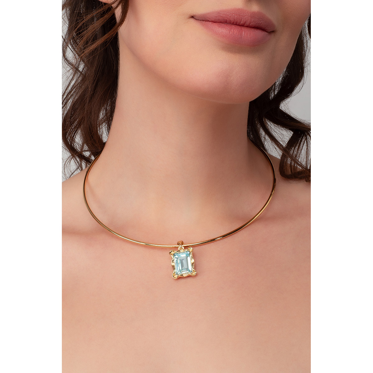 Collar tipo gargantilla en baño de oro, con un dije rectangular incrustado con una piedra en tono aguamarina. Combínalo con tu pulsera y aretes.
-Collar 
-Medida única
-Baño de Oro 18k
-Piedra en tono aguamarina
