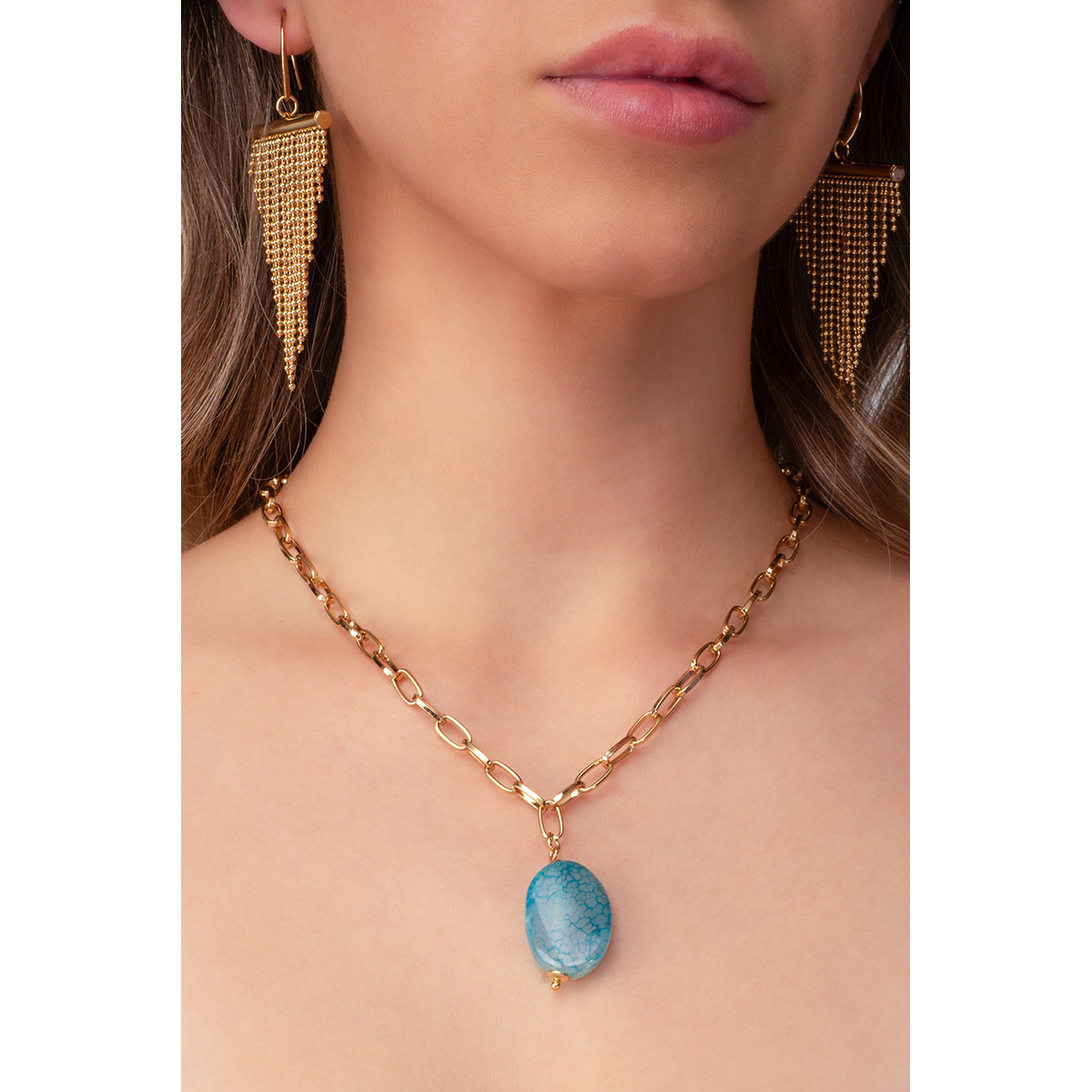 Collar en baño de oro con un dije de piedra tipo ágata con patrón de craquelado distintivo y en color azul claro.
-        Collar 
-        43 cm + 10 cm ext.
-        Baño de oro 18k
-        Piedra tipo ágata