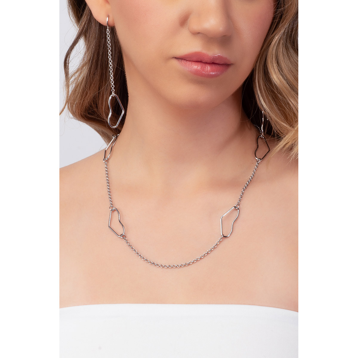 Collar con líneas en forma de corazones, entrelazados por eslabones pequeños, todo en baño de Platino. Perfecto para combinar con tus aretes.
-        Collar
-        42 cm + 5 cm ext.
-        Baño de Platino