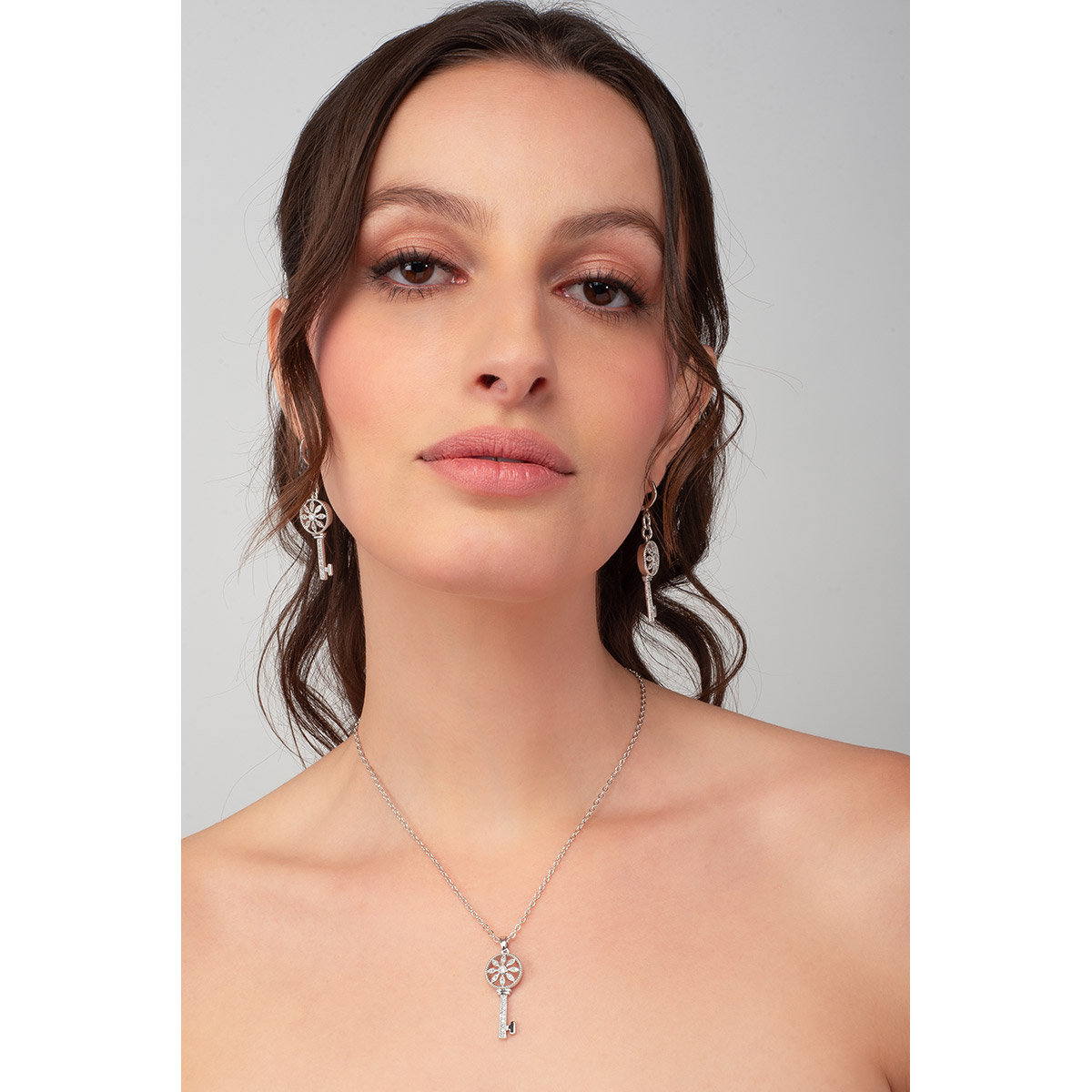 Sé la persona que siempre abre puertas a oportunidades con este collar con forma de llave. En baño de platino, la llave cuenta con incrustaciones de  Diamonice™ en tono cristal de diferentes tamaños, creando un diseño de flor en su agarre.
-        Collar con dije
-        40 cm + 10 cm ext.
-        Baño de Platino
-         Diamonice™ en tono cristal