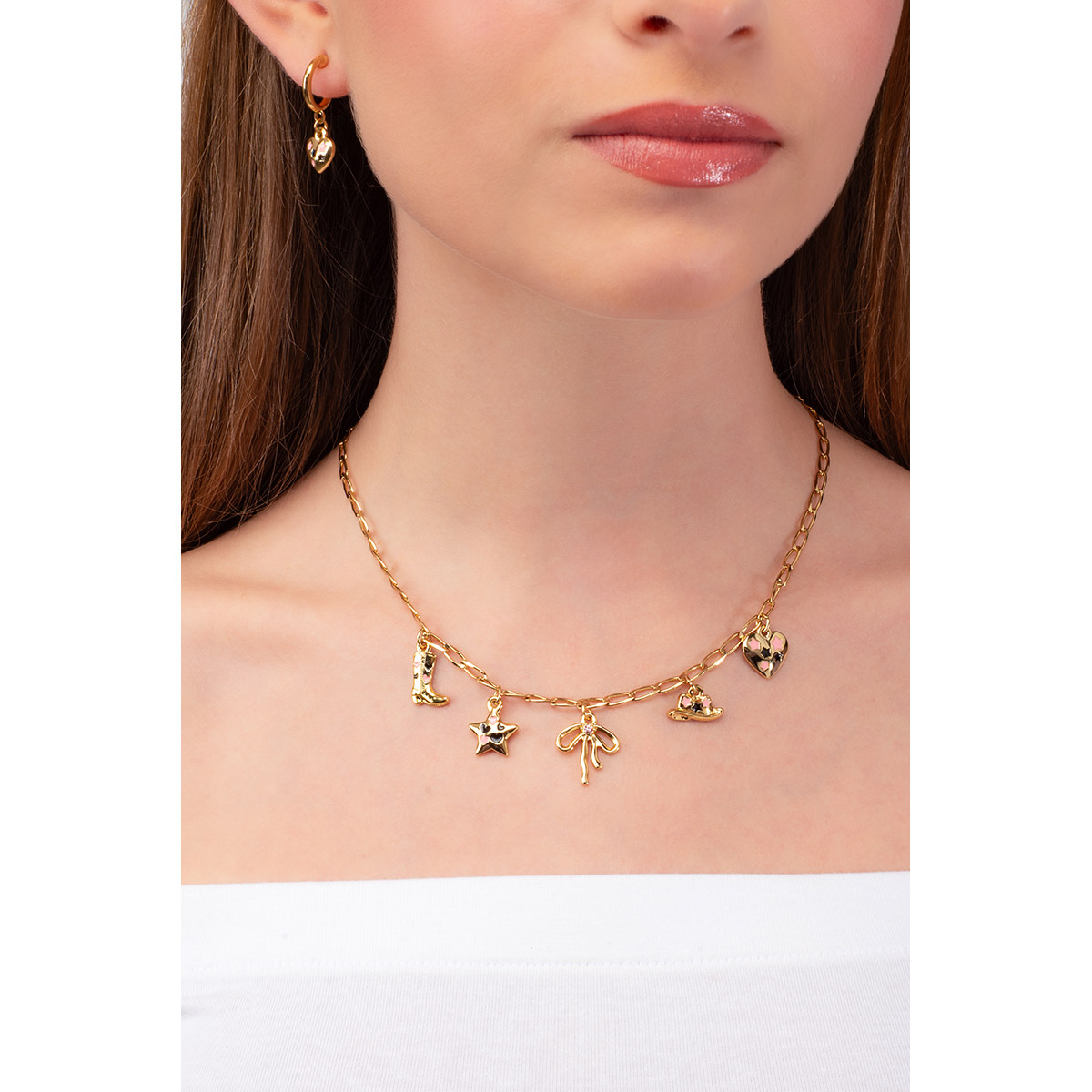 Collar en baño de oro con cinco dijes diferentes: una bota vaquera, una estrella, un corazón, un sombrero y al centro un moño.  Cuatro de ellos con esmalte en tono rosa y negro. Completa tu set con aretes y pulsera.
-        Collar
-        42 cm + 10 cm ext. 
-        Baño de Oro 18k
-        Esmalte en tono negro y rosa