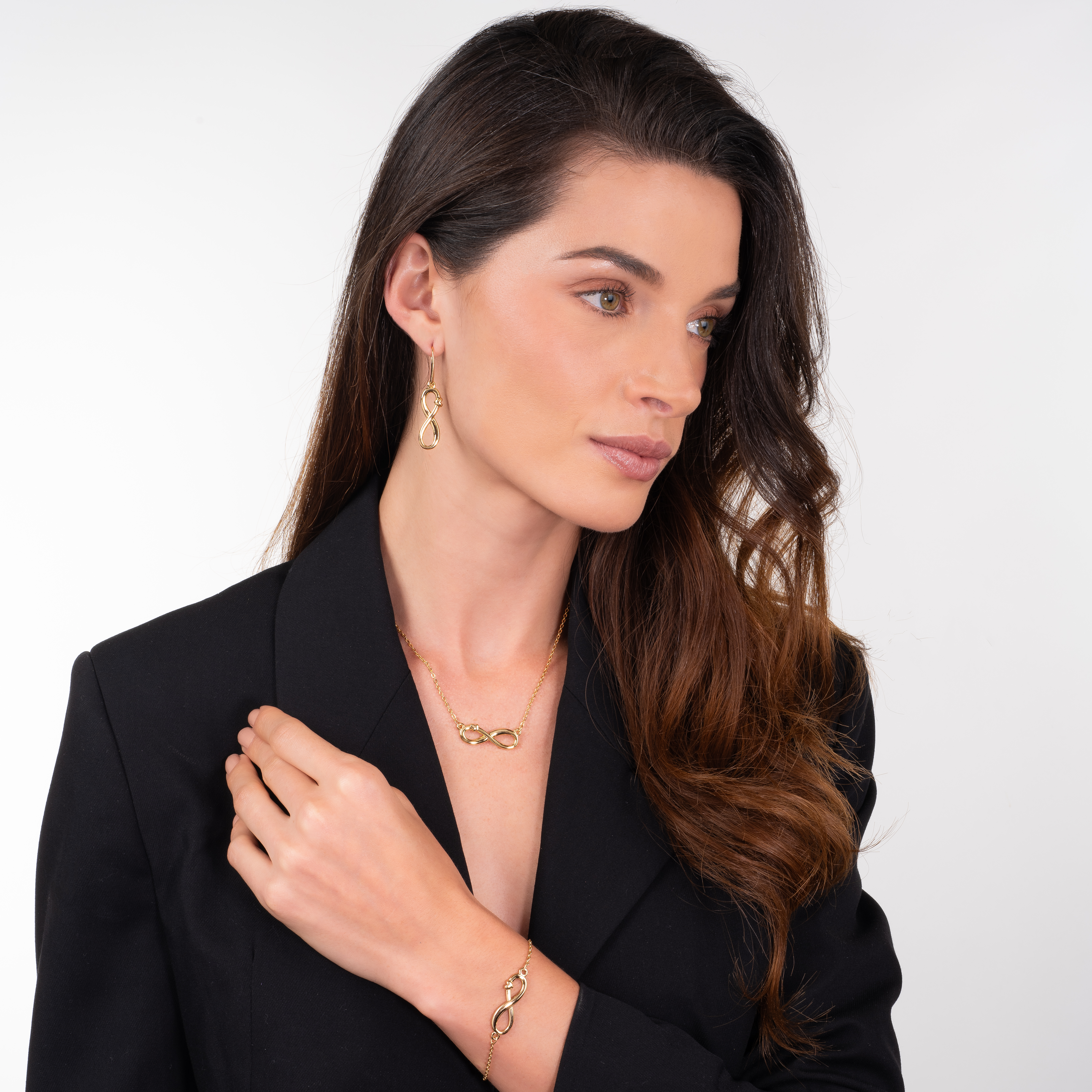 Collar en baño de oro con dije infinito y pequeño corazón
