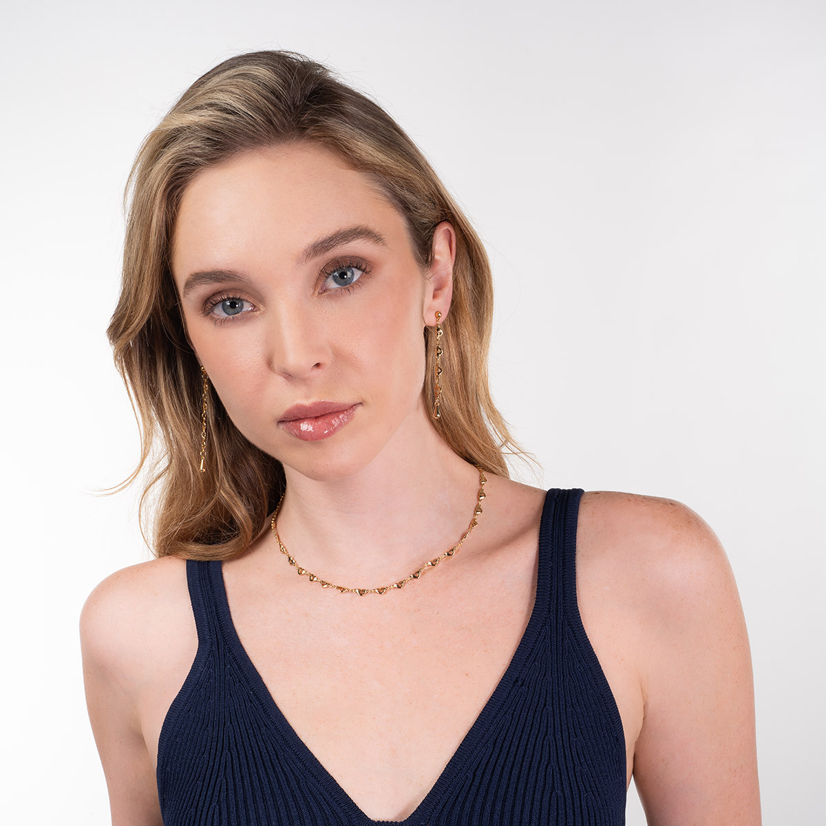 Collar en baño de oro con mini dijes de corazones calados