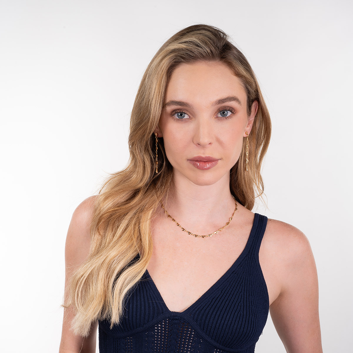 Collar en baño de oro con mini dijes de corazones calados