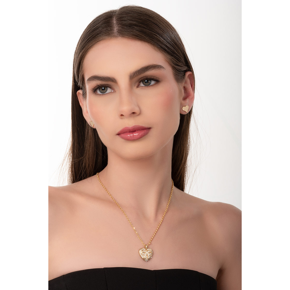 Collar en baño de oro con dije de corazón y detalles brillantes que aporta un toque sofisticado y realza cualquier look.