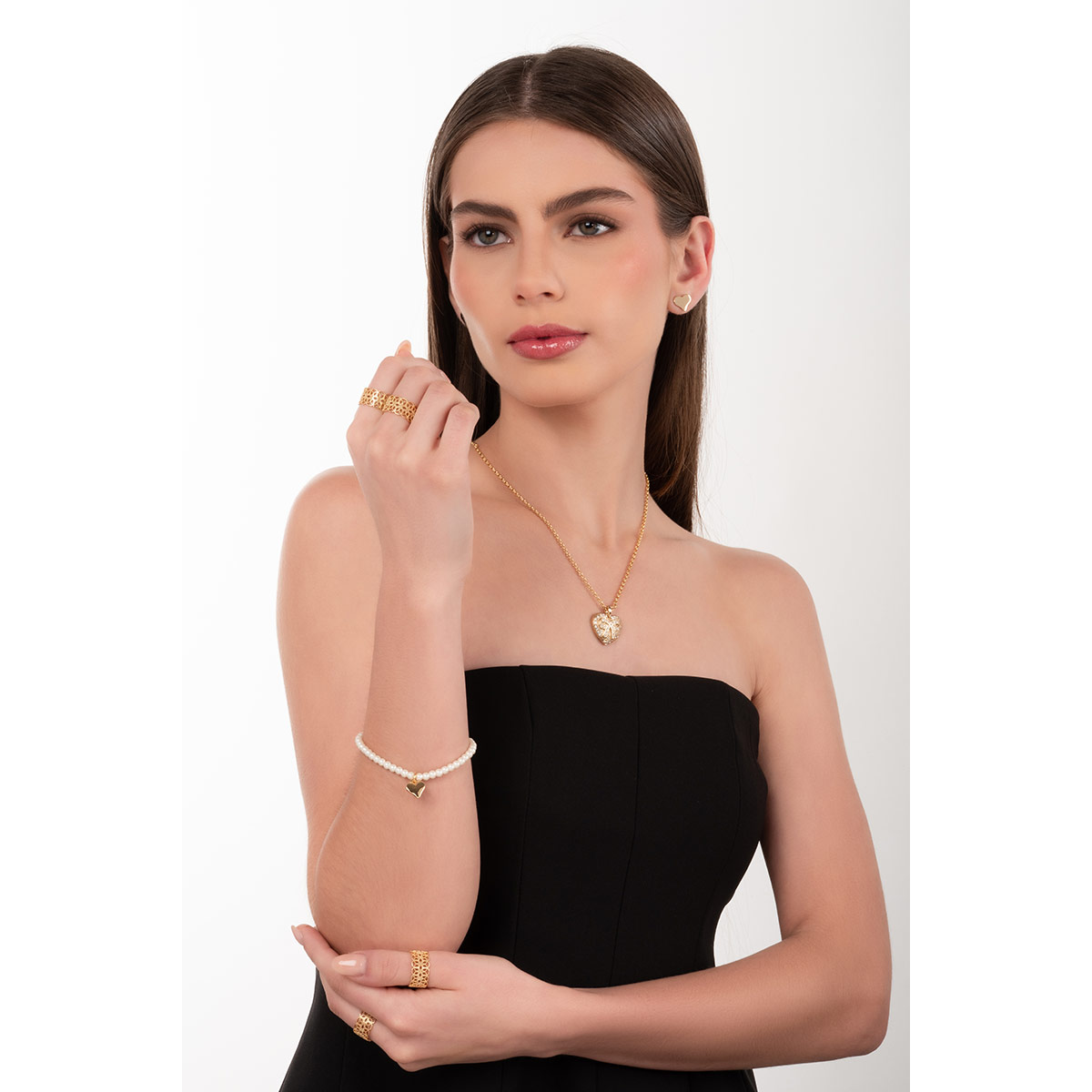 Collar en baño de oro con dije de corazón y detalles brillantes que aporta un toque sofisticado y realza cualquier look.