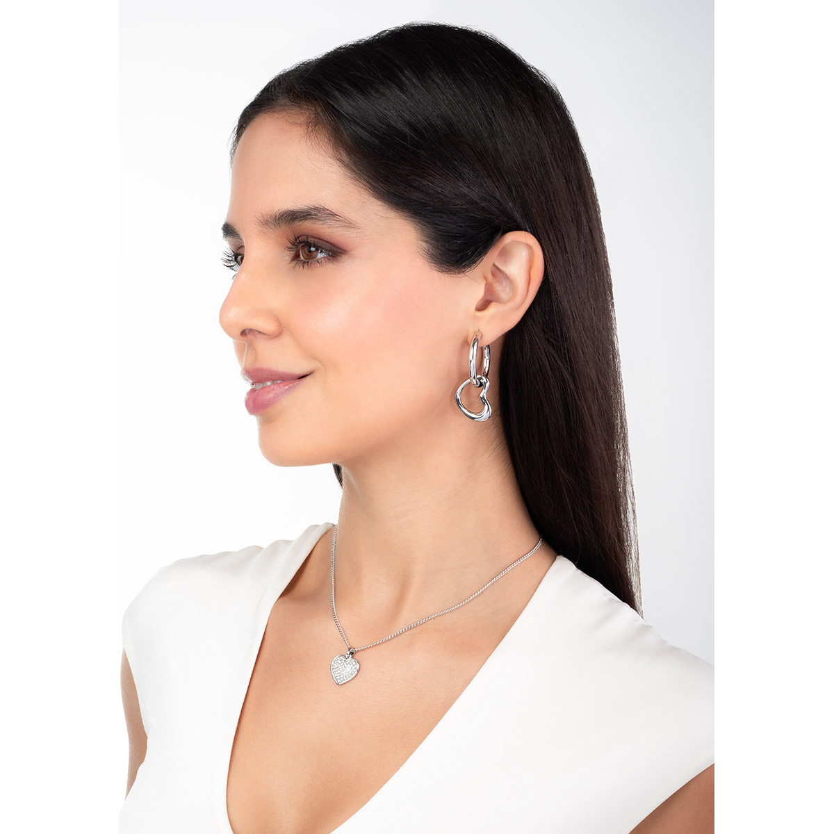 Collar en baño de rodio con dije de corazón cubierto de piedras en tono cristal