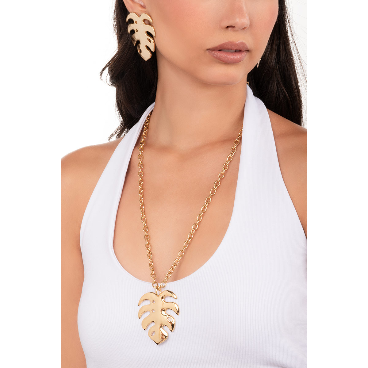 Collar con baño de oro y dije en forma de hoja tropical que aporta un estilo fresco, contemporáneo y distintivo para tus looks cotidianos.