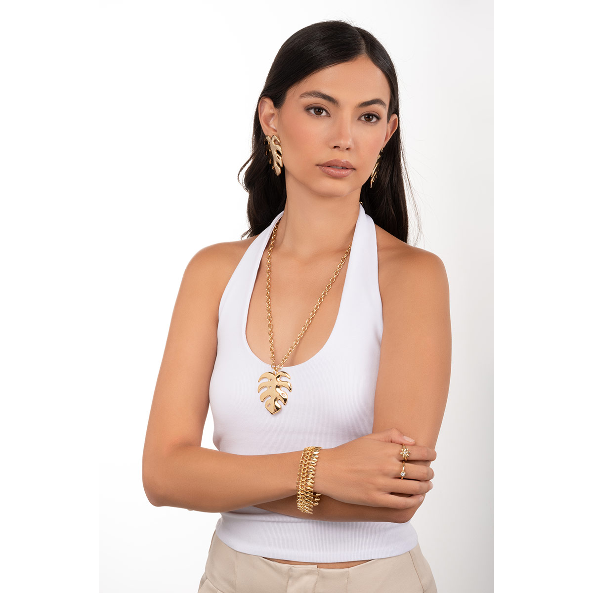 Collar con baño de oro y dije en forma de hoja tropical que aporta un estilo fresco, contemporáneo y distintivo para tus looks cotidianos.