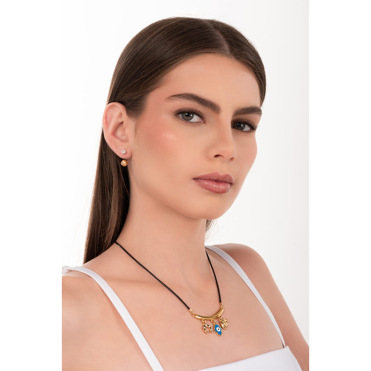 Collar en baño de oro con dijes de amuletos en azul y negro, ideal para realzar tu estilo con un toque original y moderno en cualquier ocasión.
