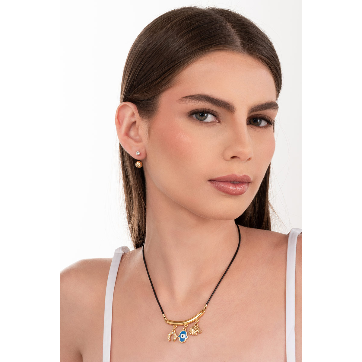 Collar en baño de oro con dijes de amuletos en azul y negro, ideal para realzar tu estilo con un toque original y moderno en cualquier ocasión.