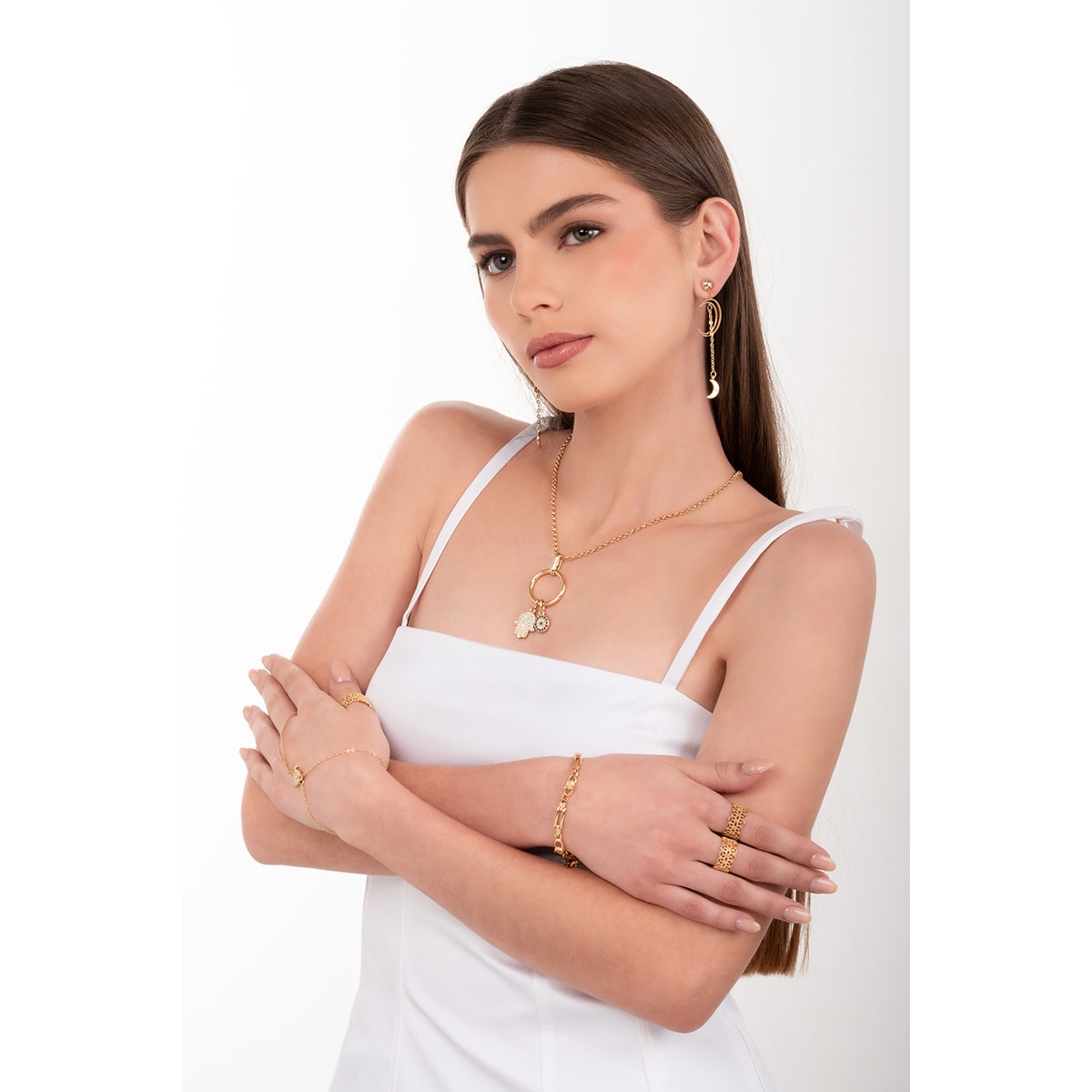 Luce este collar en baño de oro con charm hamsa y círculo azul oscuro que aporta un toque distintivo y moderno a cualquier outfit.