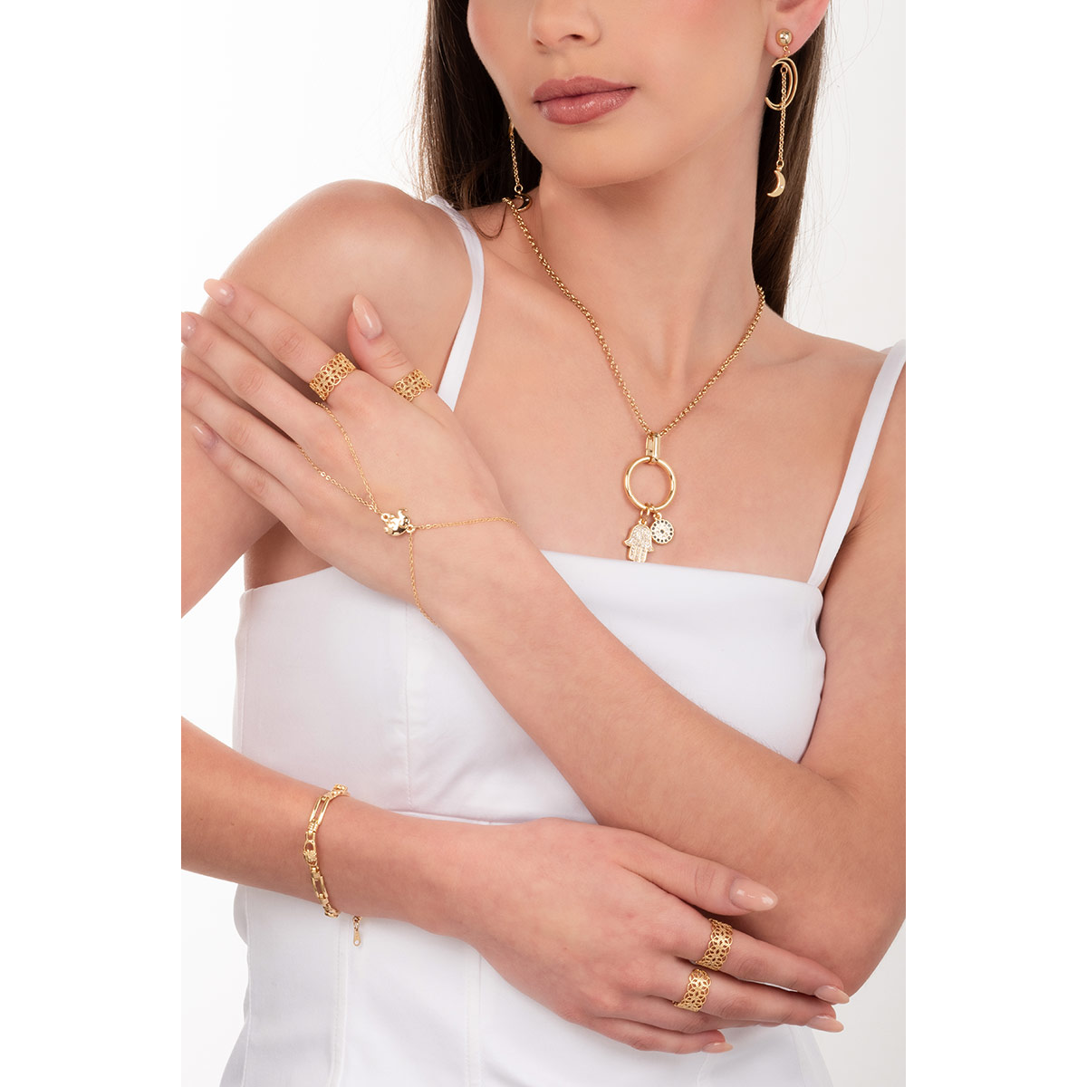 Luce este collar en baño de oro con charm hamsa y círculo azul oscuro que aporta un toque distintivo y moderno a cualquier outfit.