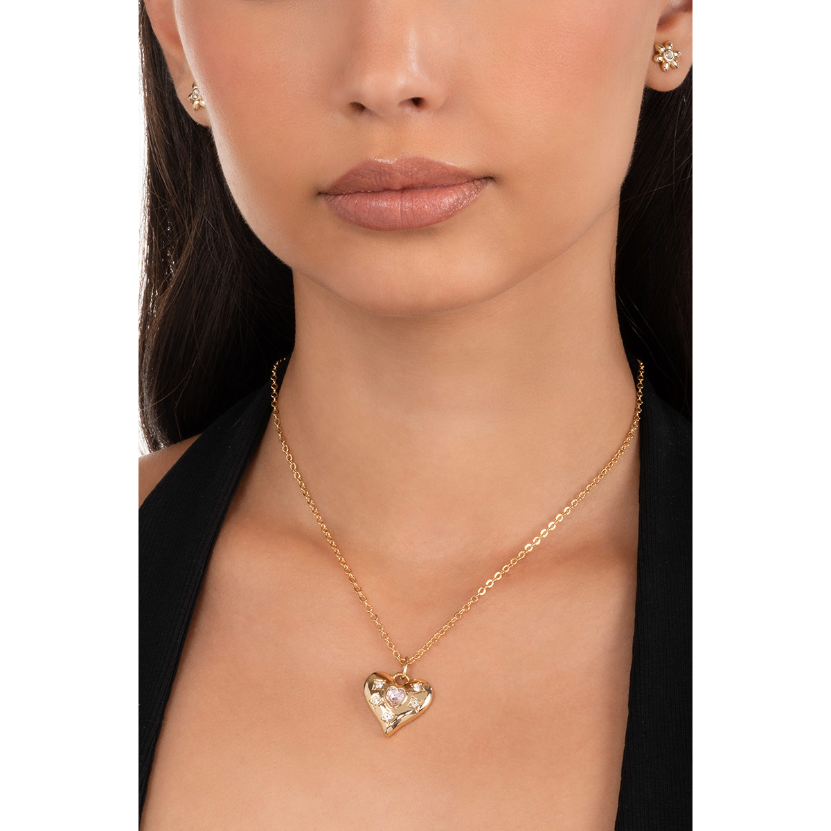 Luce un estilo sofisticado con este collar en baño de oro y dije con detalles brillantes, ideal para dar un toque especial a cualquier look.