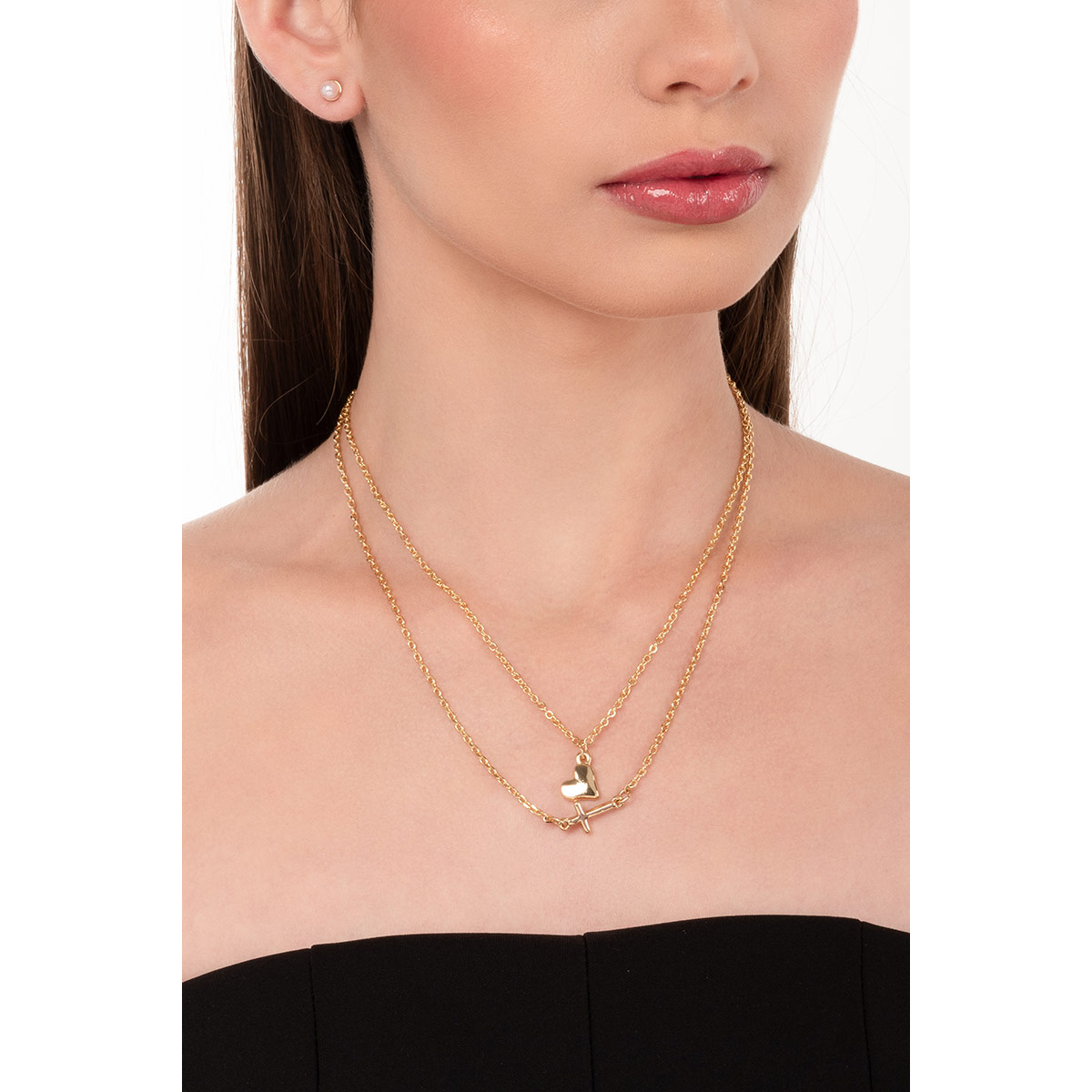 Realza tu estilo con este collar doble en baño de oro, que combina dijes de cruz y corazón para un toque moderno y versátil.
