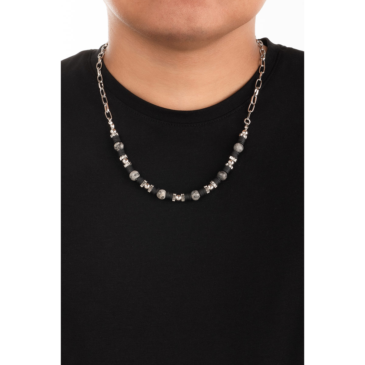 Realza tu estilo con este collar en baño de rodio con cuentas en tonos negro y gris, perfecto para complementar cualquier atuendo.