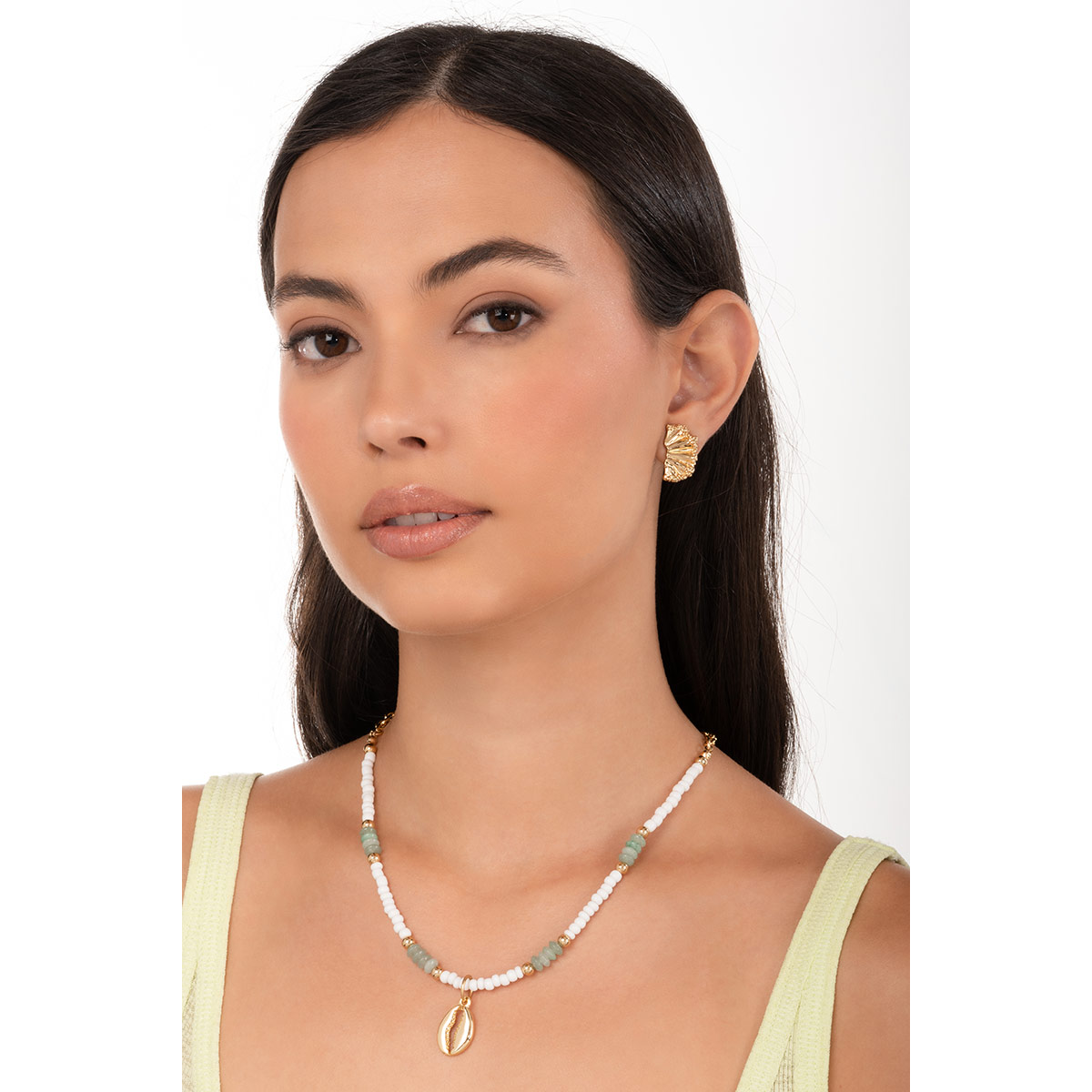 Collar con cuentas blancas y verdes en baño de oro, realza cualquier look con su encanto del mar y detalles sofisticados.