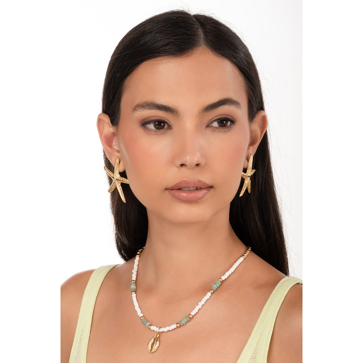 Collar con cuentas blancas y verdes en baño de oro, realza cualquier look con su encanto del mar y detalles sofisticados.