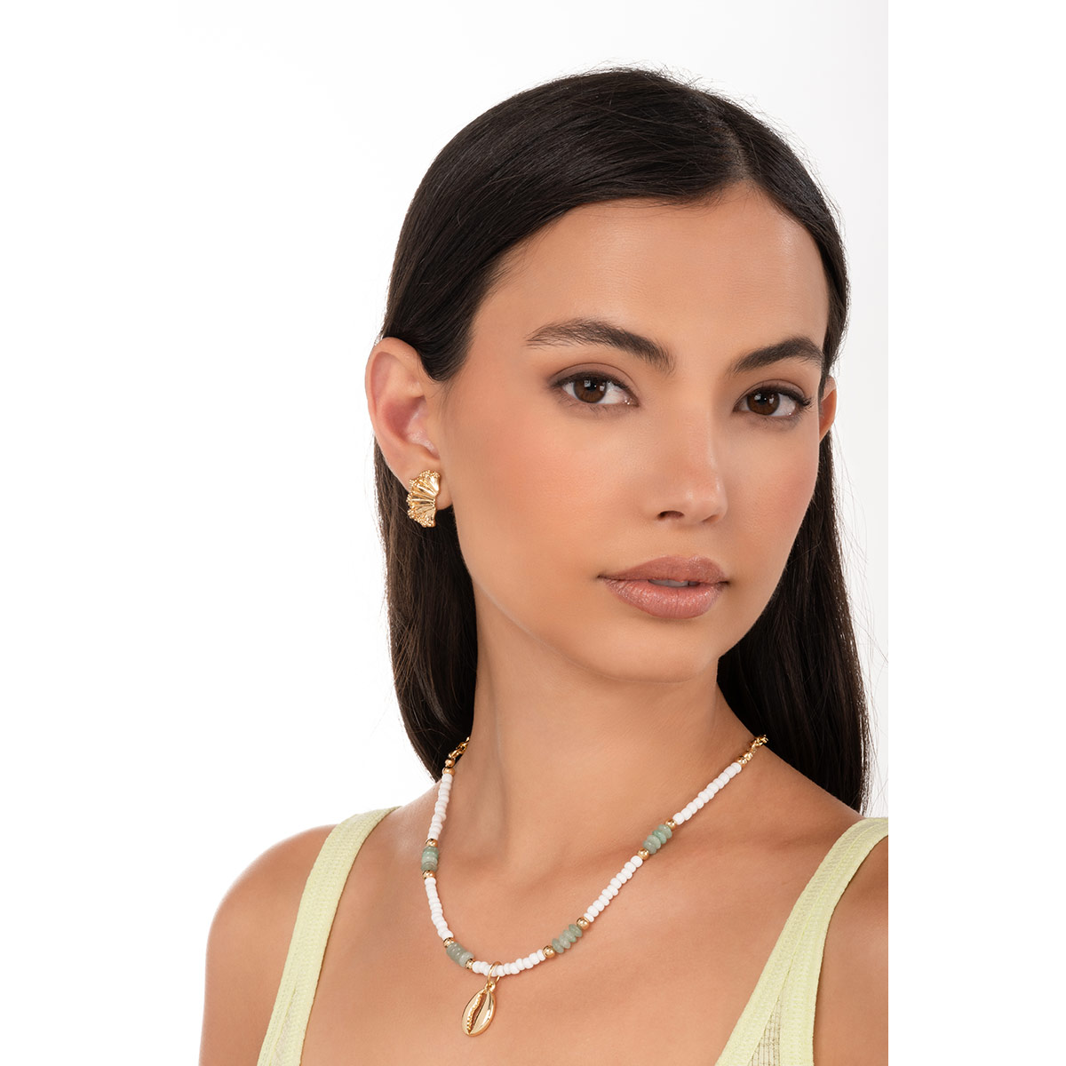 Collar con cuentas blancas y verdes en baño de oro, realza cualquier look con su encanto del mar y detalles sofisticados.