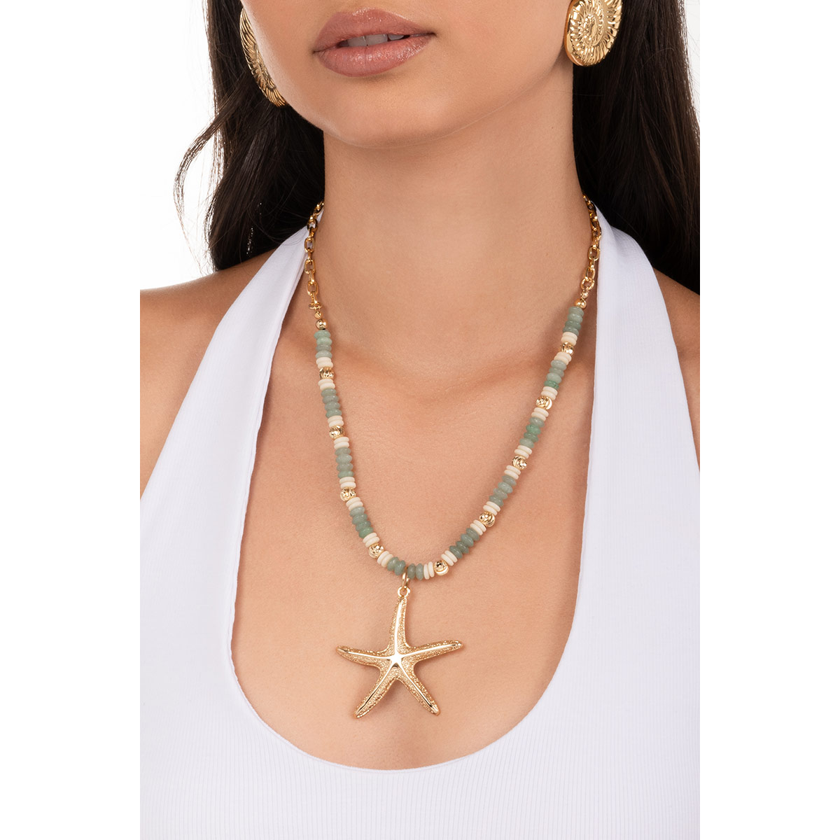Collar en baño de oro con cuentas en tonos verde y crema y dije de estrella de mar ideal para resaltar cualquier look sofisticado.