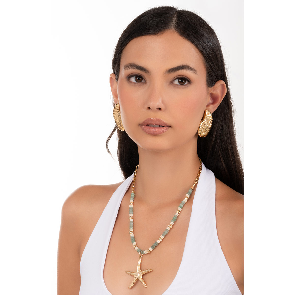 Collar en baño de oro con cuentas en tonos verde y crema y dije de estrella de mar ideal para resaltar cualquier look sofisticado.