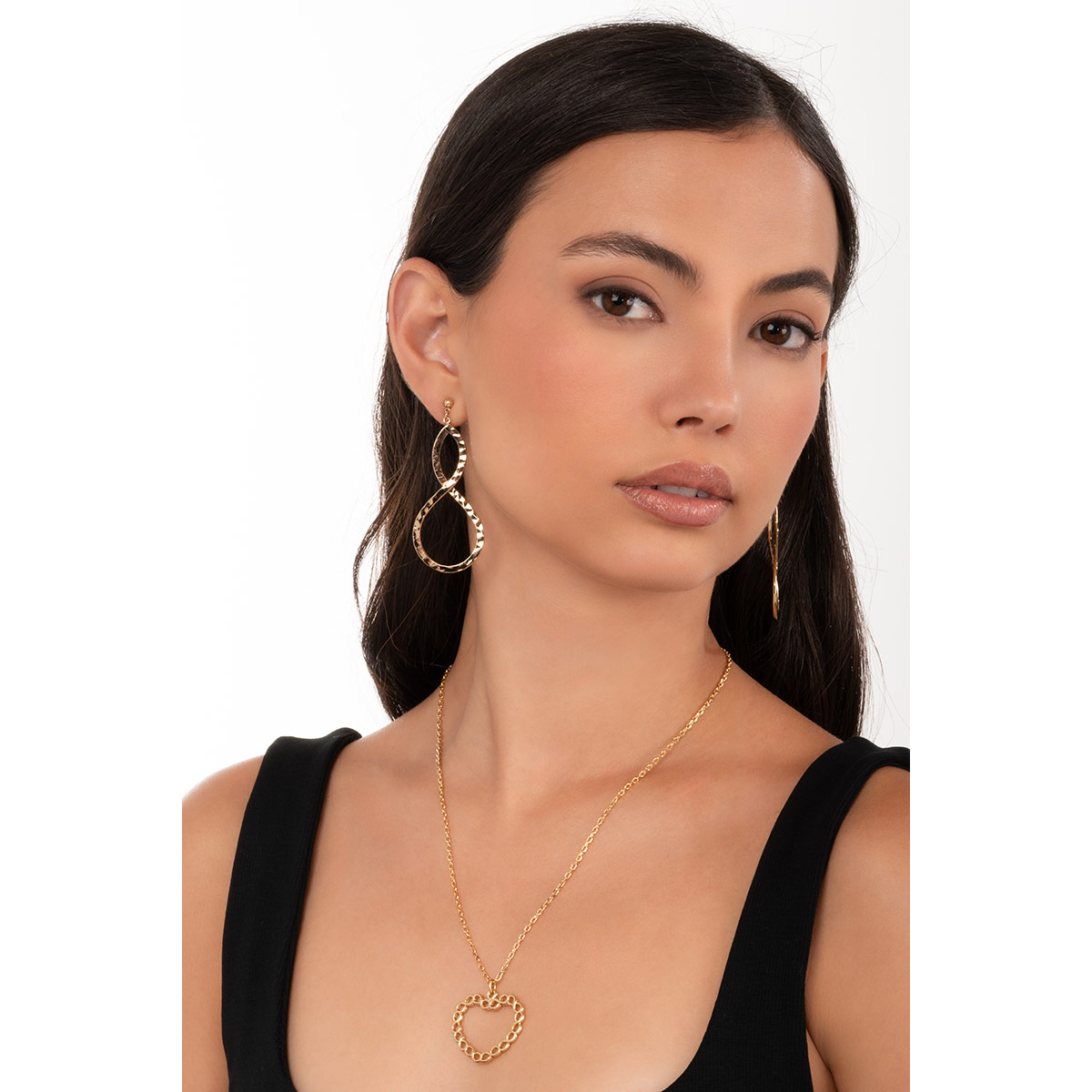 Collar en baño de oro con dije de corazón formado por eslabones enlazados, un diseño moderno que aporta distinción y personalidad a tu estilo.
