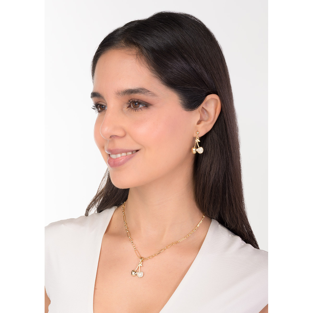Collar en baño de oro con eslabones rectangulares y dije de cereza, uno decorado con piedras en tono cristal