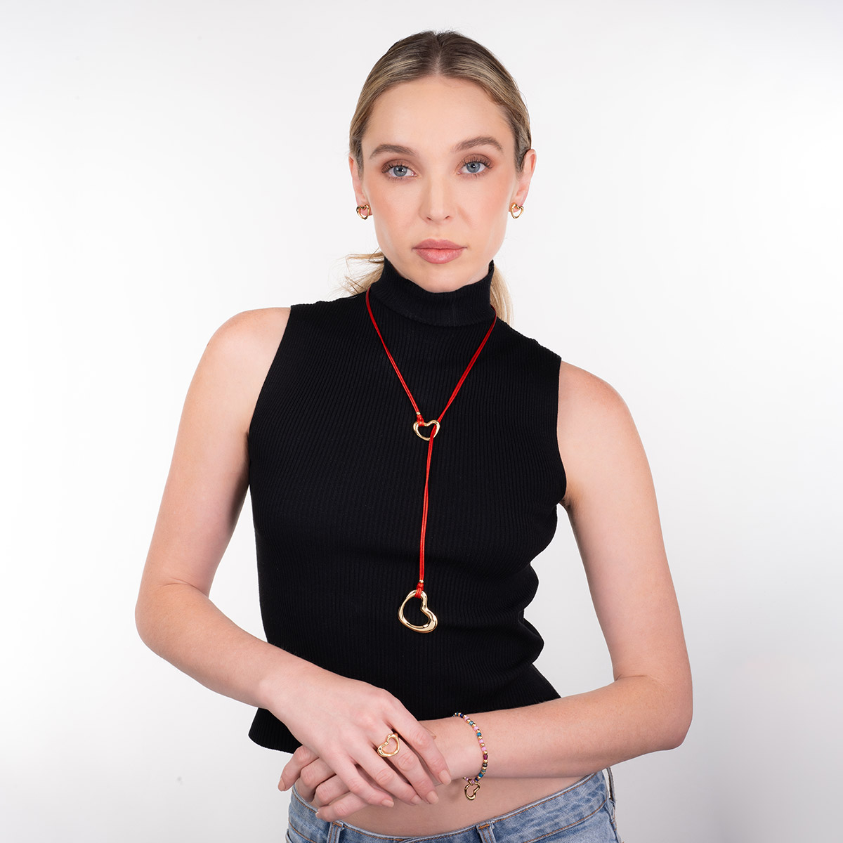 Collar en baño de oro con dijes de corazón y cordón rojo