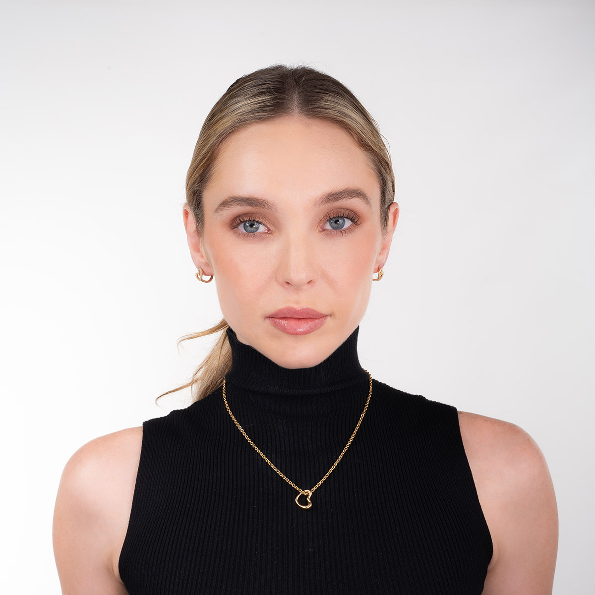 Collar en baño de oro con dije de corazón calado moderno