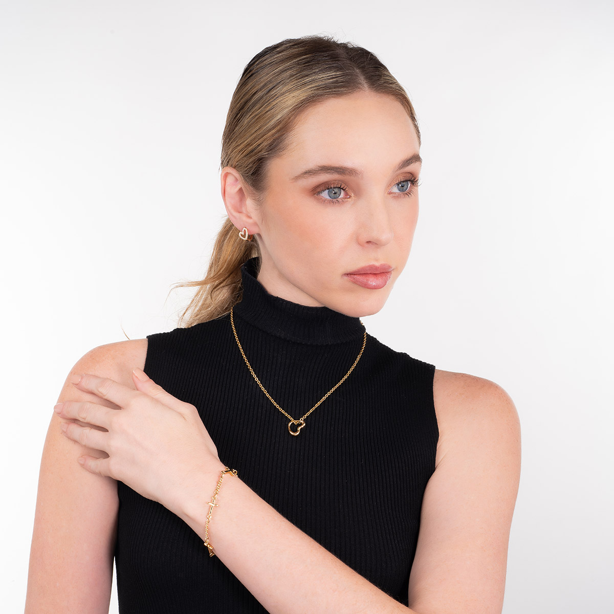 Collar en baño de oro con dije de corazón calado moderno