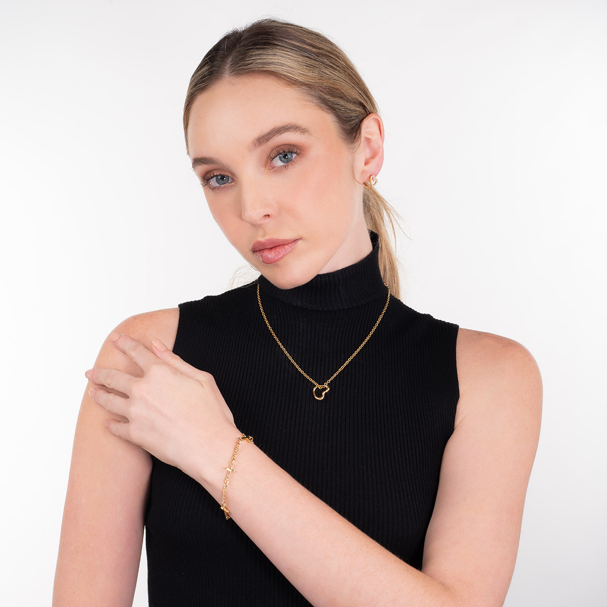 Collar en baño de oro con dije de corazón calado moderno