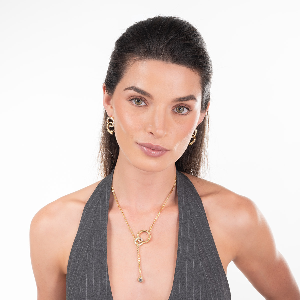 Collar en baño de oro con círculos y piedra en tono cristal