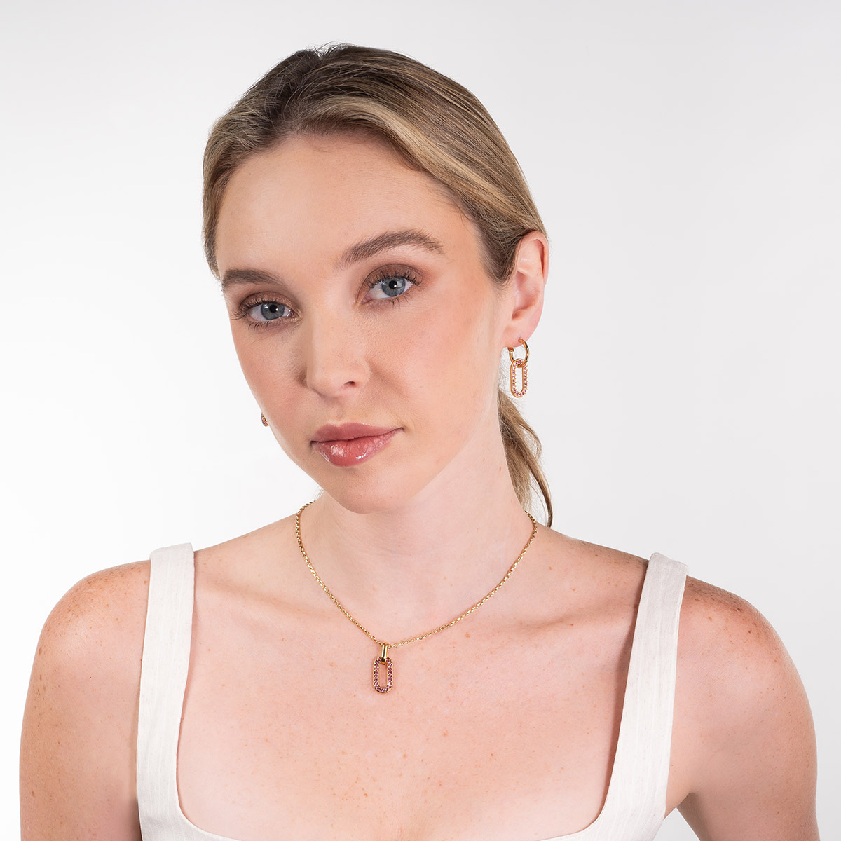 Collar en baño de oro con dije eslabón piedras rosa brillante