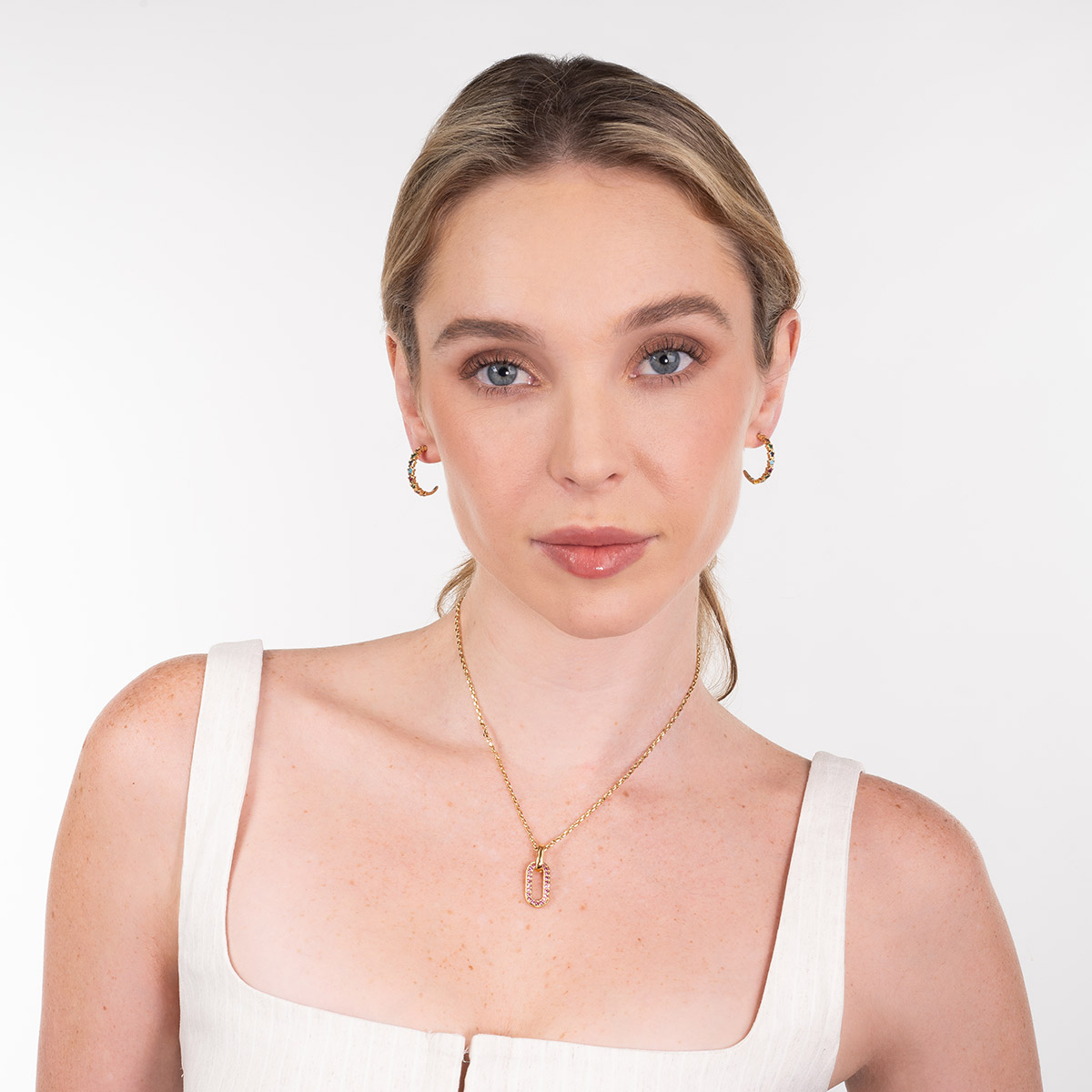 Collar en baño de oro con dije eslabón piedras rosa brillante
