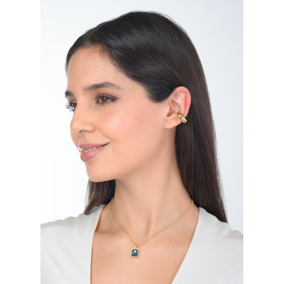 Collar en baño de oro con piedra rectangular en tono aqua, un diseño moderno que aporta frescura y una presencia distinguida a tu look diario.
