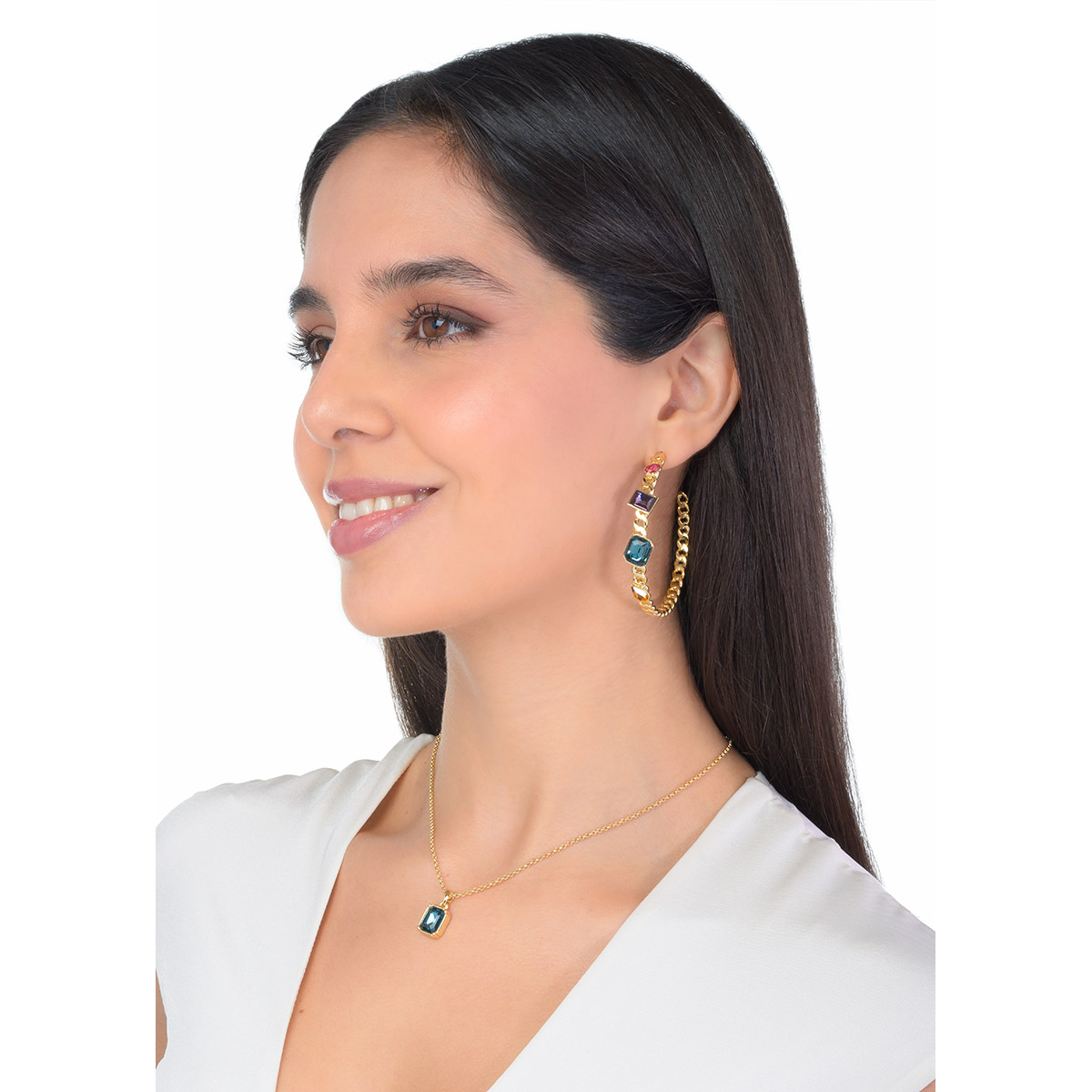 Collar en baño de oro con piedra rectangular en tono aqua, un diseño moderno que aporta frescura y una presencia distinguida a tu look diario.