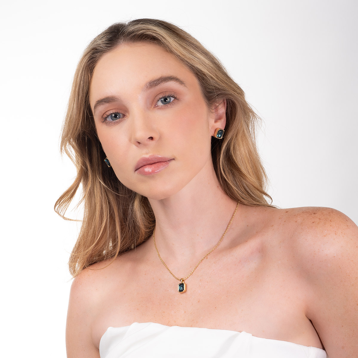 Collar en baño de oro dije rectangular tono aqua brillante