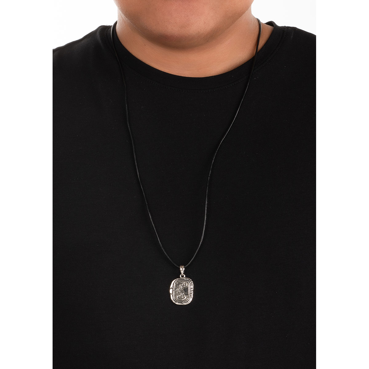 Descubre cómo este collar en baño de rodio con dije grabado y cordón negro realza tu estilo con un toque contemporáneo y sofisticado.