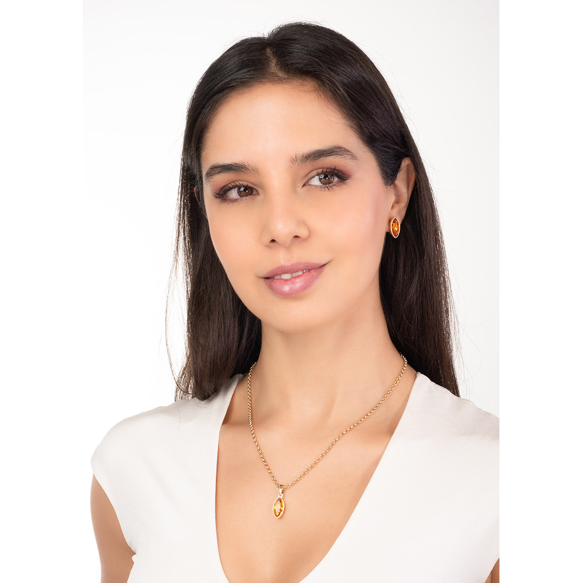 Collar en baño de oro con dije de piedra en tono ámbar facetada que aporta un toque brillante y moderno, realzando tu look con un matiz distintivo.