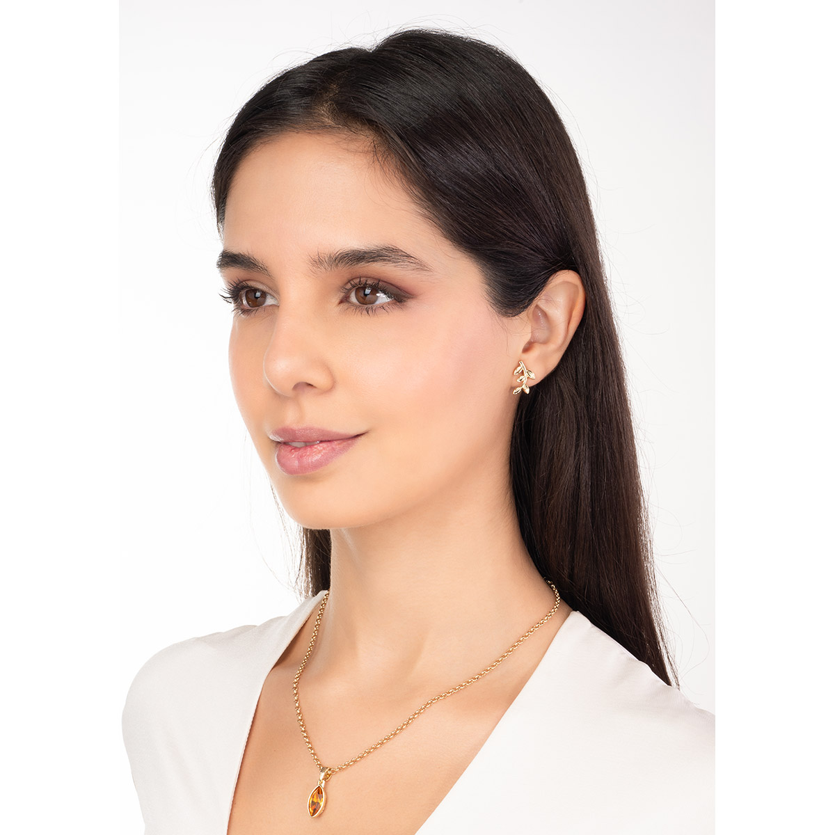 Collar en baño de oro con dije de piedra en tono ámbar facetada que aporta un toque brillante y moderno, realzando tu look con un matiz distintivo.