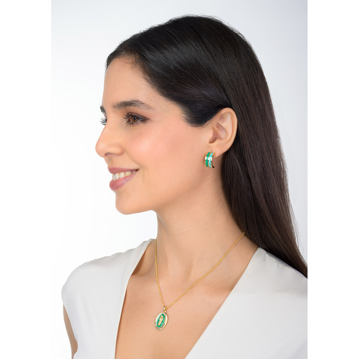 Collar en baño de oro con medalla ovalada de San Judas en esmalte verde