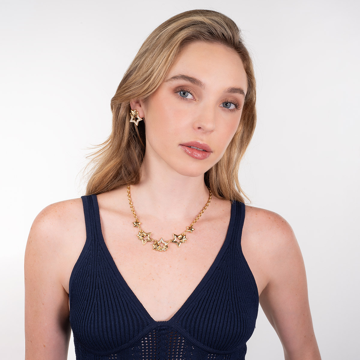 Collar en baño de oro con estrellas caladas y toque brillante
