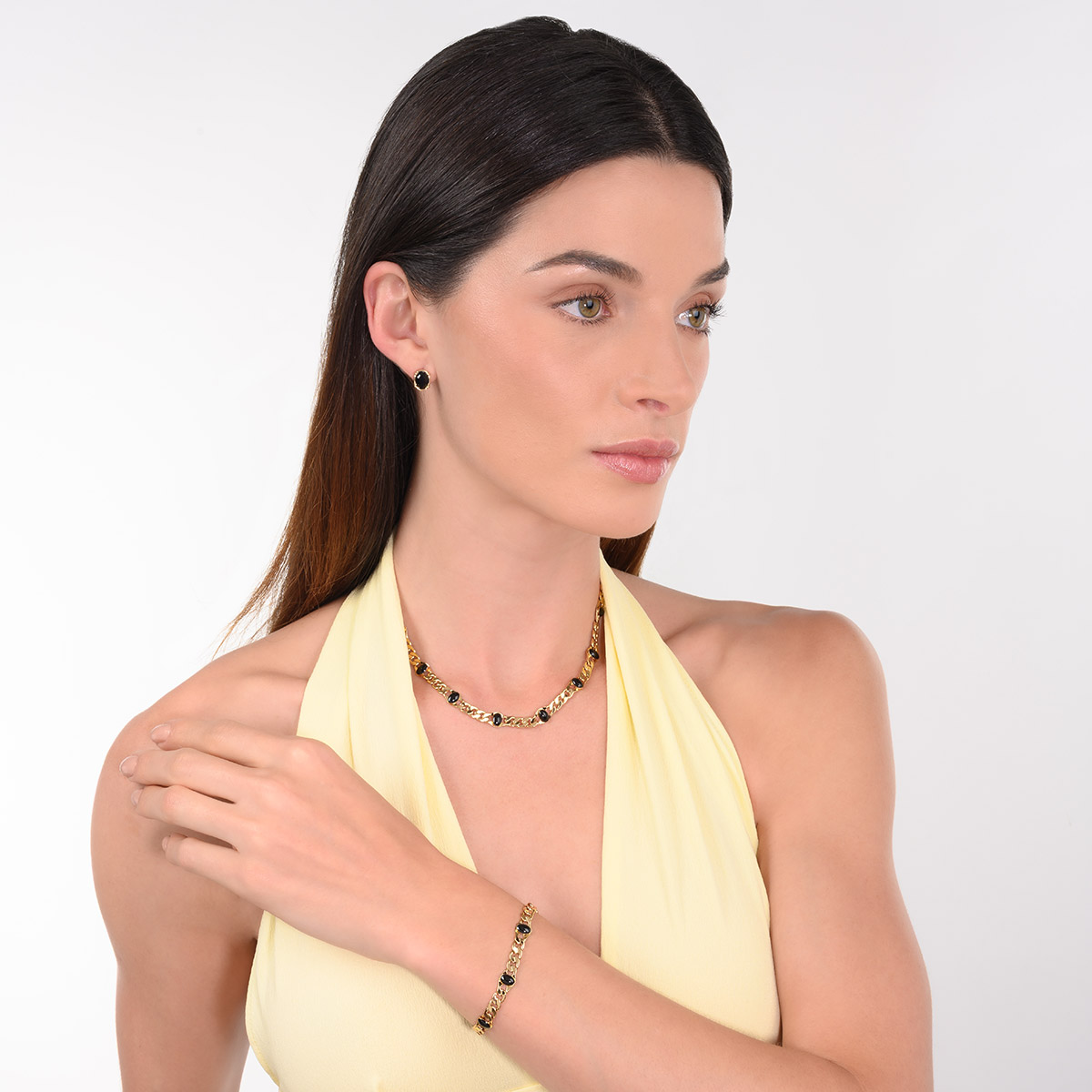 Collar en baño de oro eslabones con piedras negras